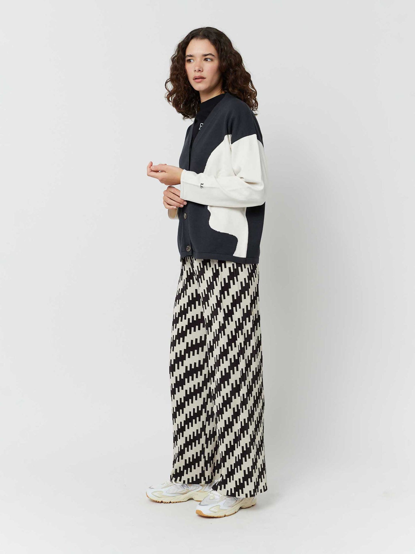 Faces intarsia knitted cardigan