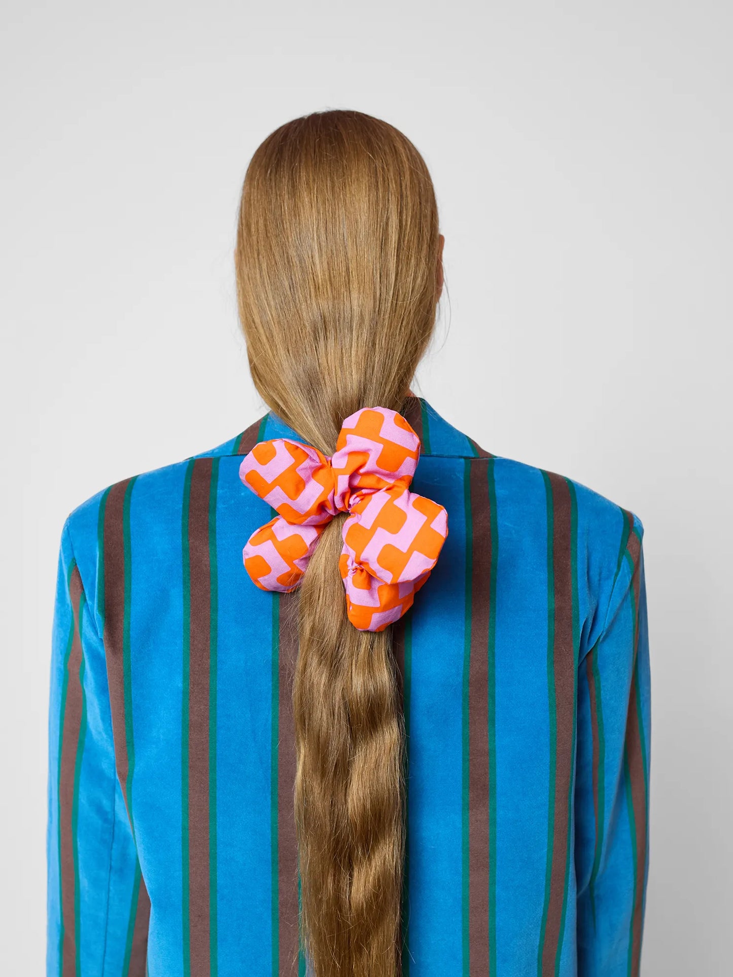 Chain all over flower scrunchie