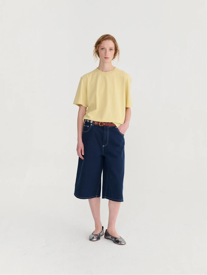 Contrast-stitching denim bermuda