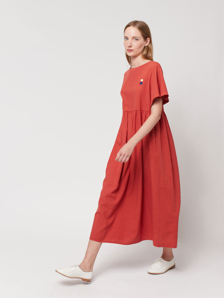 Vestit folgat de màniga curta i mescla de lli