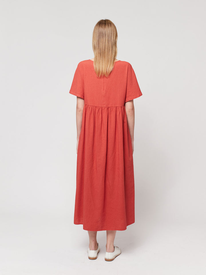 Vestit folgat de màniga curta i mescla de lli