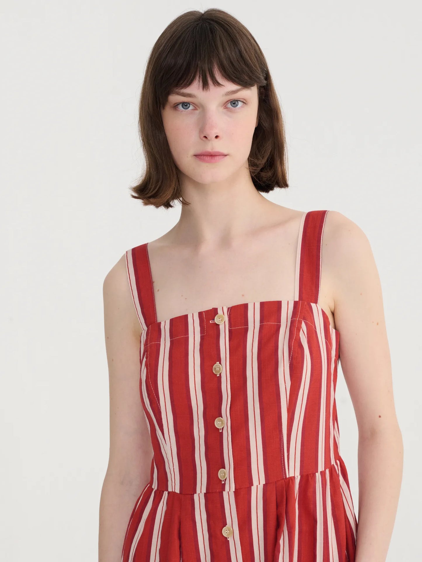 Gestreiftes ausgestelltes Trägerkleid