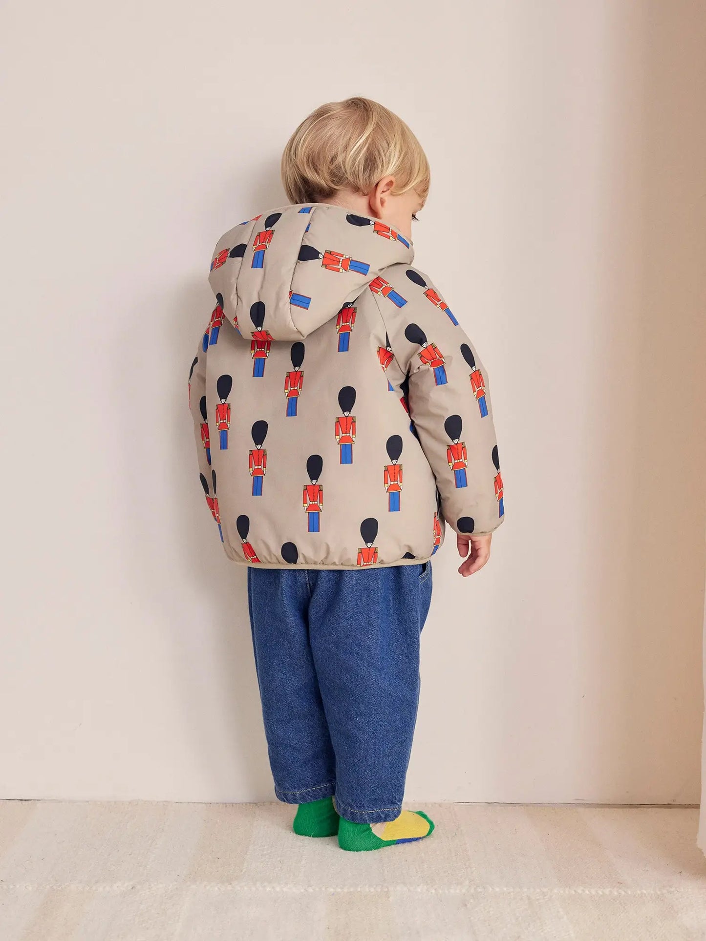 Anorak acolchado Little Tin Soldiers con estampado integral