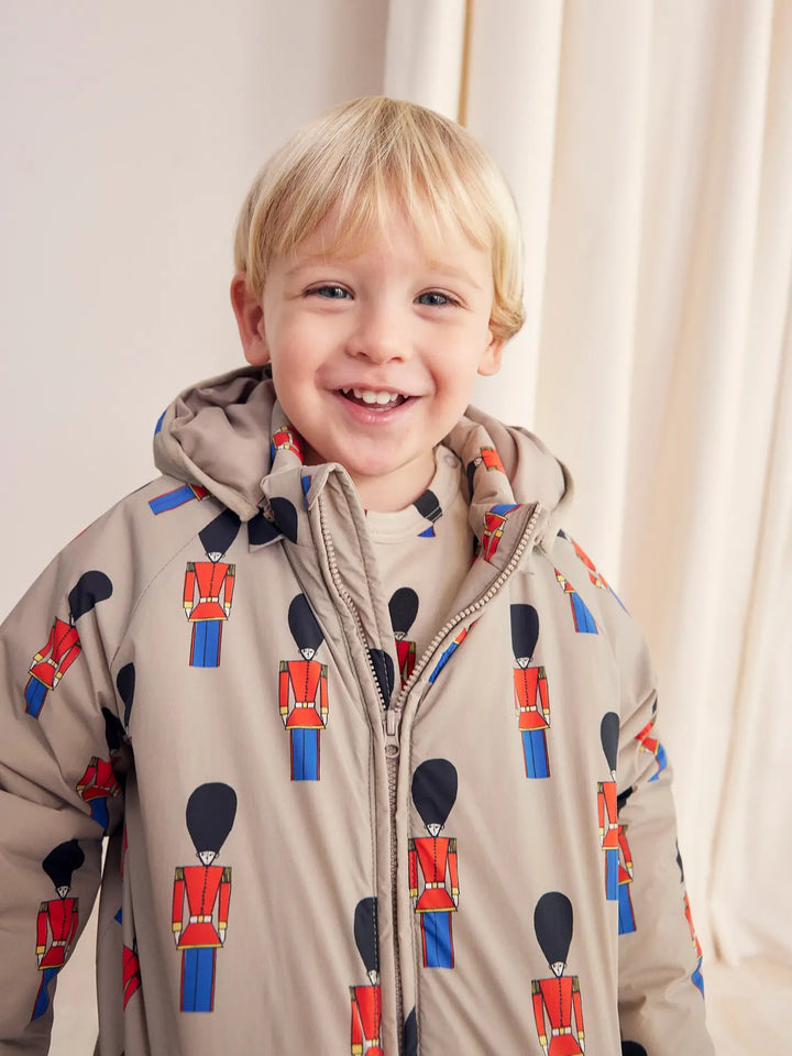 Anorak acolchado Little Tin Soldiers con estampado integral