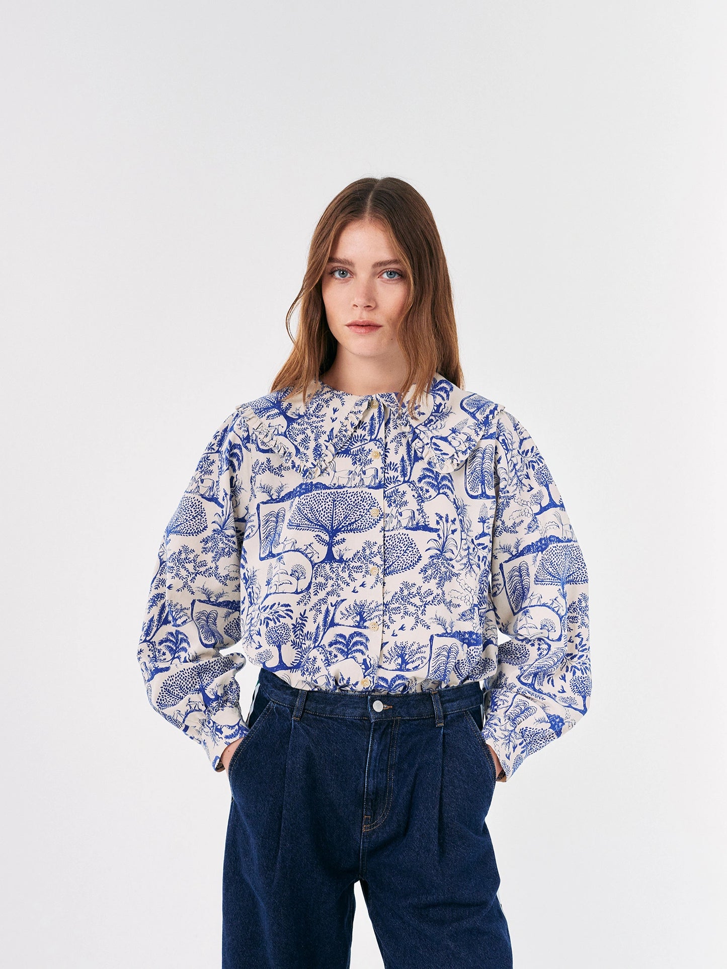 Bluse mit großem Kragen und Wonderland-Druck