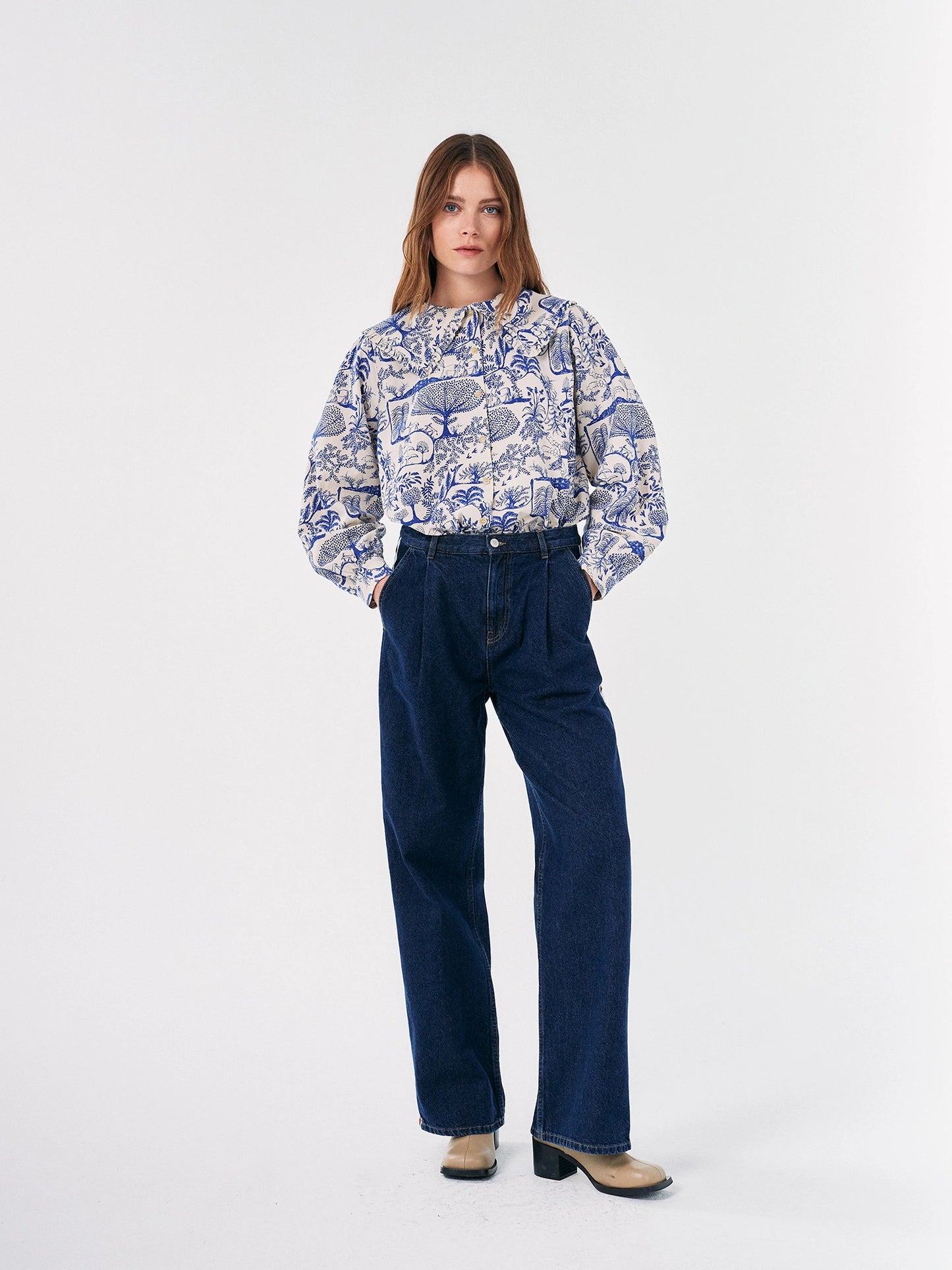 Embroidered denim pleated jeans