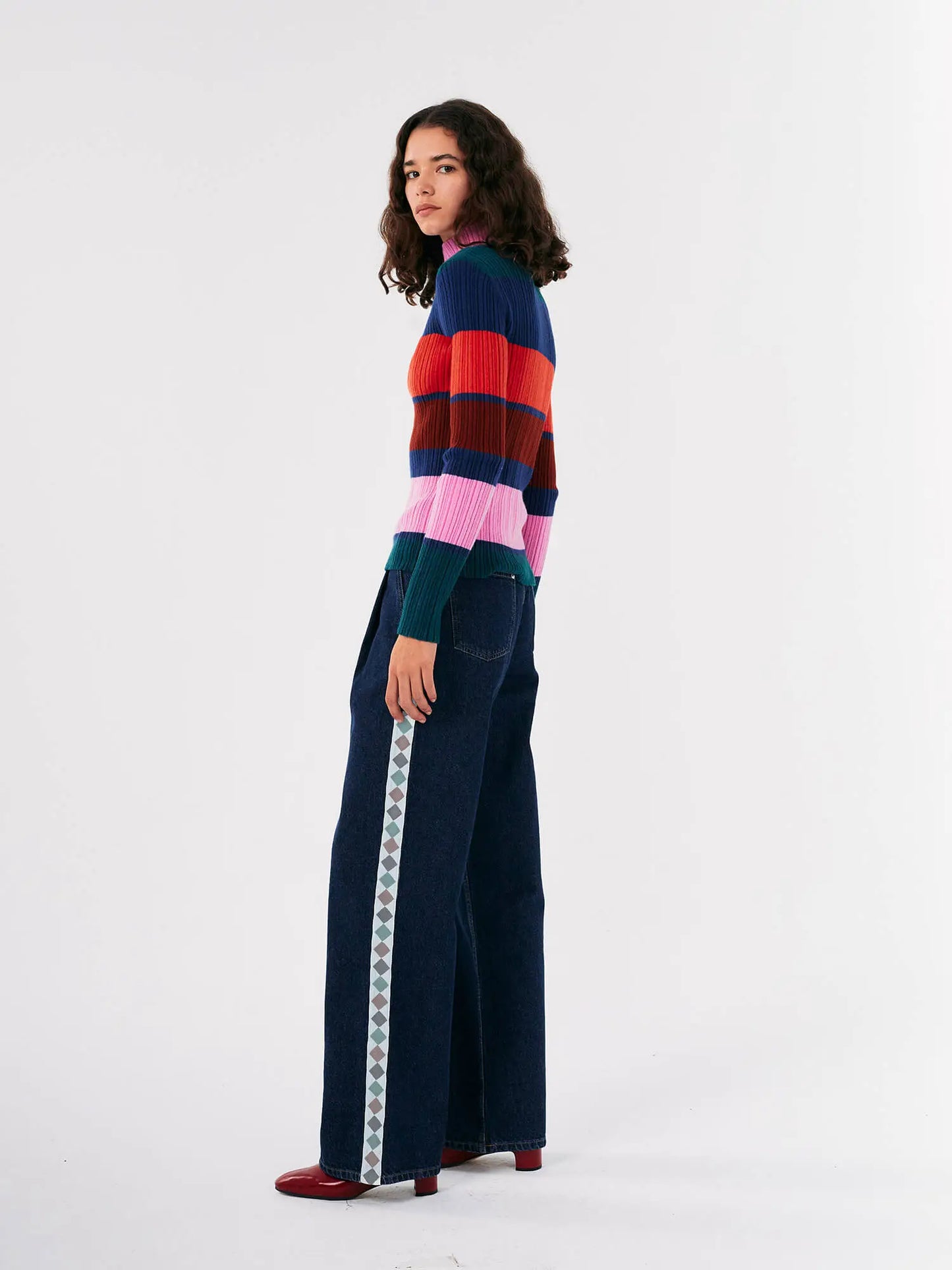 Embroidered denim pleated jeans