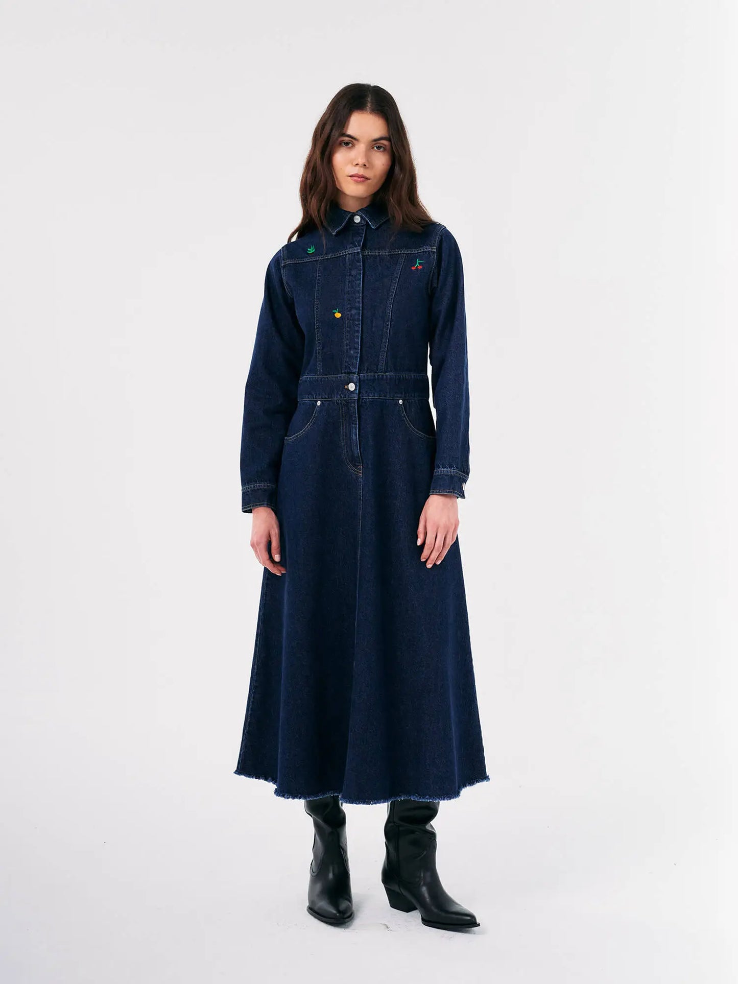 Robe longue évasée en denim brodé