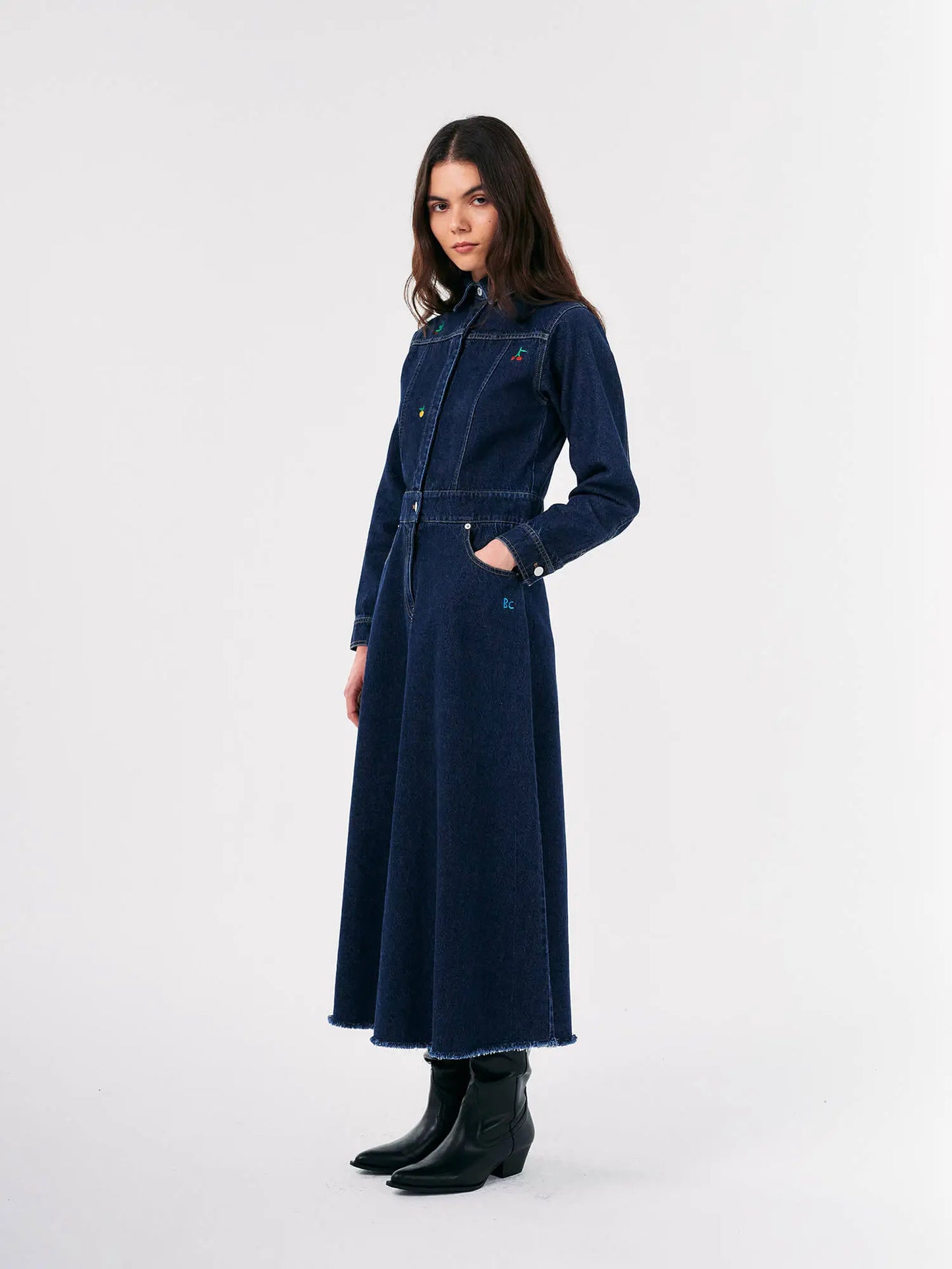 Robe longue évasée en denim brodé