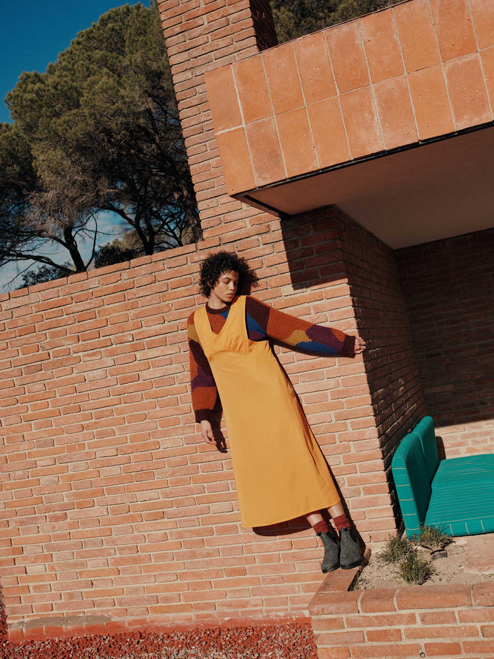 Flared v-neck sleeveless dress