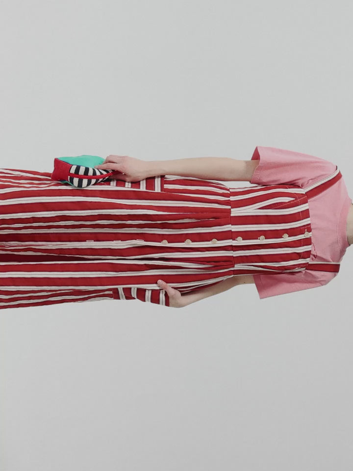 Gestreiftes ausgestelltes Trägerkleid