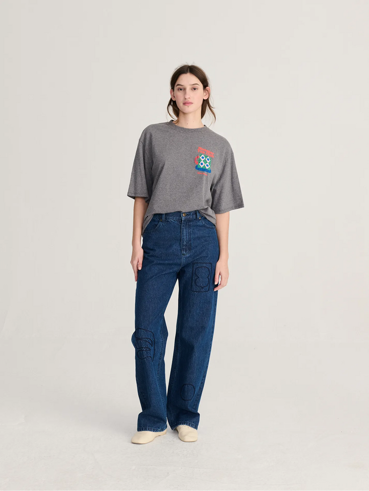 Verwaschene Jeans mit mittelhohem Bund und Stickerei